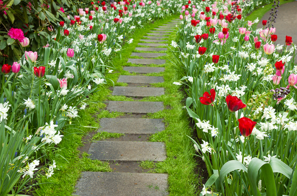 5 Decorative Walkway Designs to Benefit Your Home Landscape